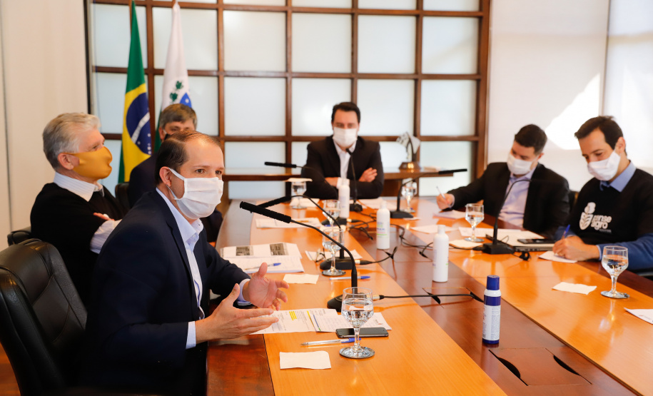 A Granja do Canguiri, ex-residência oficial dos governadores paranaenses, terá uma nova utilidade e será transformada na Escola Agrícola 4.0. O governador Carlos Massa Ratinho Junior assinou nesta terça-feira (28) o documento que formaliza a transferência do imóvel, localizado em Pinhais, na Região Metropolitana de Curitiba, para a Secretaria de Estado da Educação e do Esporte, que será responsável pela implantação do projeto-piloto da unidade.