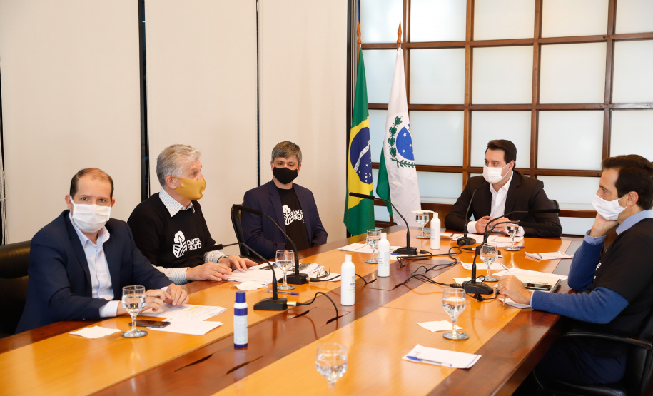 A Granja do Canguiri, ex-residência oficial dos governadores paranaenses, terá uma nova utilidade e será transformada na Escola Agrícola 4.0. O governador Carlos Massa Ratinho Junior assinou nesta terça-feira (28) o documento que formaliza a transferência do imóvel, localizado em Pinhais, na Região Metropolitana de Curitiba, para a Secretaria de Estado da Educação e do Esporte, que será responsável pela implantação do projeto-piloto da unidade.
