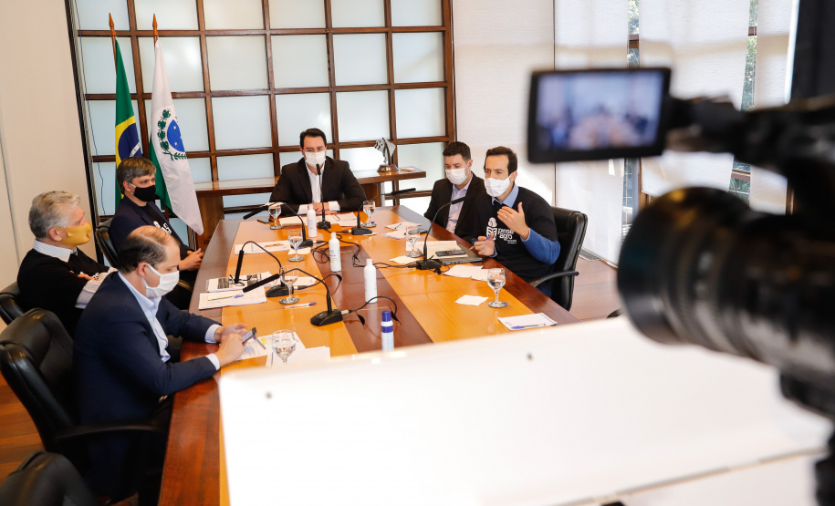 A Granja do Canguiri, ex-residência oficial dos governadores paranaenses, terá uma nova utilidade e será transformada na Escola Agrícola 4.0. O governador Carlos Massa Ratinho Junior assinou nesta terça-feira (28) o documento que formaliza a transferência do imóvel, localizado em Pinhais, na Região Metropolitana de Curitiba, para a Secretaria de Estado da Educação e do Esporte, que será responsável pela implantação do projeto-piloto da unidade.