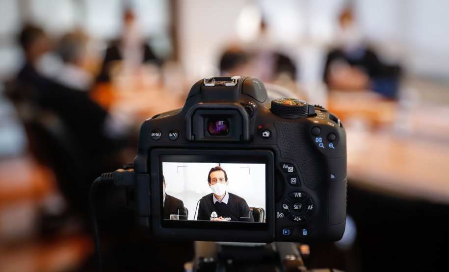 A Granja do Canguiri, ex-residência oficial dos governadores paranaenses, terá uma nova utilidade e será transformada na Escola Agrícola 4.0. O governador Carlos Massa Ratinho Junior assinou nesta terça-feira (28) o documento que formaliza a transferência do imóvel, localizado em Pinhais, na Região Metropolitana de Curitiba, para a Secretaria de Estado da Educação e do Esporte, que será responsável pela implantação do projeto-piloto da unidade.