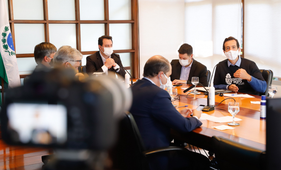 A Granja do Canguiri, ex-residência oficial dos governadores paranaenses, terá uma nova utilidade e será transformada na Escola Agrícola 4.0. O governador Carlos Massa Ratinho Junior assinou nesta terça-feira (28) o documento que formaliza a transferência do imóvel, localizado em Pinhais, na Região Metropolitana de Curitiba, para a Secretaria de Estado da Educação e do Esporte, que será responsável pela implantação do projeto-piloto da unidade.