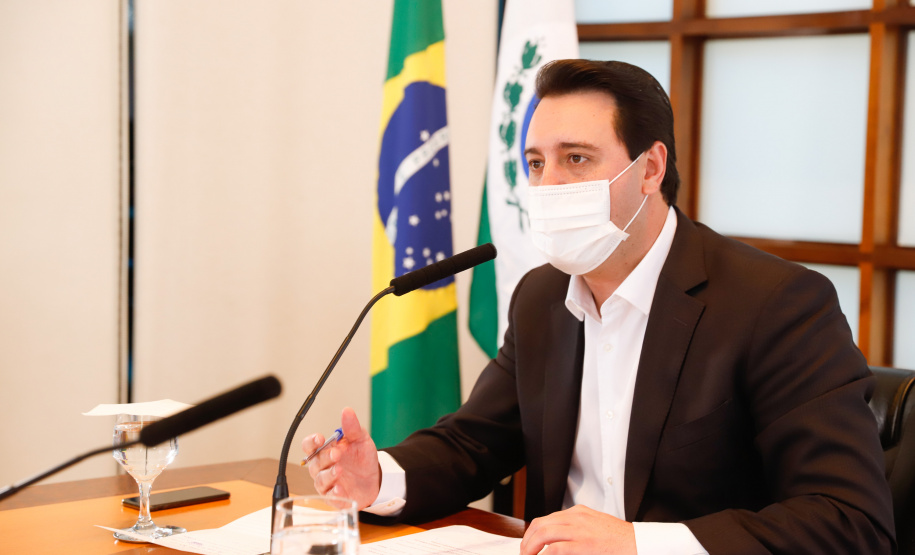 A Granja do Canguiri, ex-residência oficial dos governadores paranaenses, terá uma nova utilidade e será transformada na Escola Agrícola 4.0. O governador Carlos Massa Ratinho Junior assinou nesta terça-feira (28) o documento que formaliza a transferência do imóvel, localizado em Pinhais, na Região Metropolitana de Curitiba, para a Secretaria de Estado da Educação e do Esporte, que será responsável pela implantação do projeto-piloto da unidade.