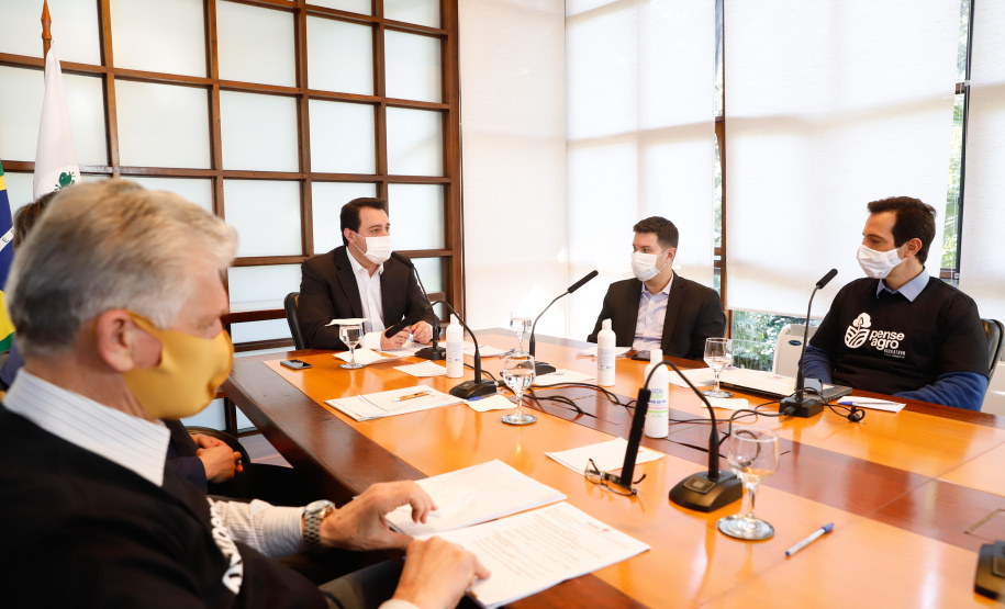 A Granja do Canguiri, ex-residência oficial dos governadores paranaenses, terá uma nova utilidade e será transformada na Escola Agrícola 4.0. O governador Carlos Massa Ratinho Junior assinou nesta terça-feira (28) o documento que formaliza a transferência do imóvel, localizado em Pinhais, na Região Metropolitana de Curitiba, para a Secretaria de Estado da Educação e do Esporte, que será responsável pela implantação do projeto-piloto da unidade.