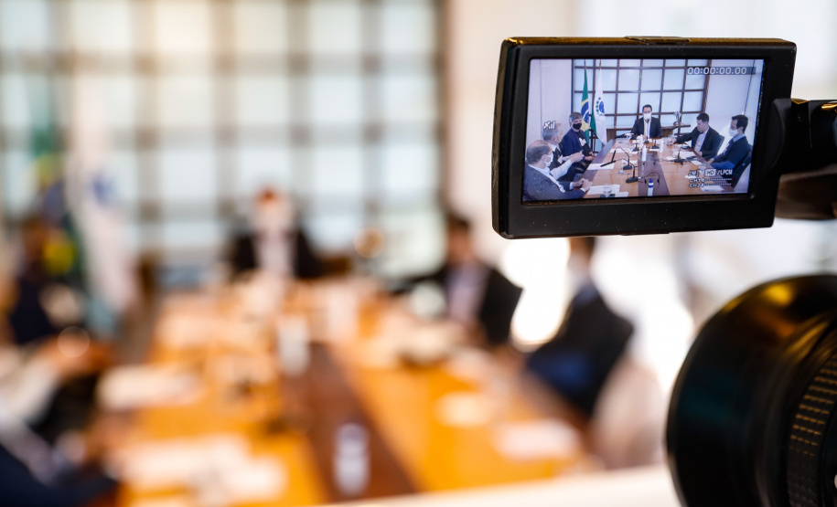 A Granja do Canguiri, ex-residência oficial dos governadores paranaenses, terá uma nova utilidade e será transformada na Escola Agrícola 4.0. O governador Carlos Massa Ratinho Junior assinou nesta terça-feira (28) o documento que formaliza a transferência do imóvel, localizado em Pinhais, na Região Metropolitana de Curitiba, para a Secretaria de Estado da Educação e do Esporte, que será responsável pela implantação do projeto-piloto da unidade.