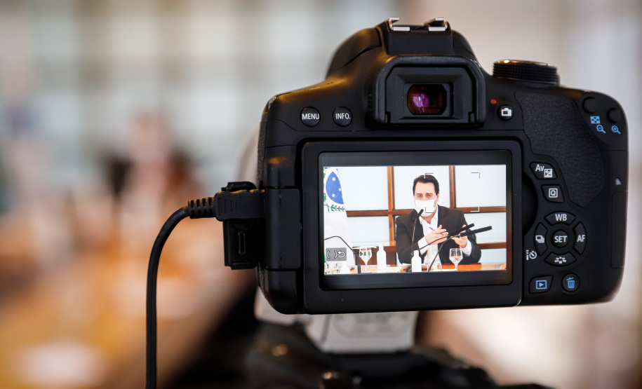 A Granja do Canguiri, ex-residência oficial dos governadores paranaenses, terá uma nova utilidade e será transformada na Escola Agrícola 4.0. O governador Carlos Massa Ratinho Junior assinou nesta terça-feira (28) o documento que formaliza a transferência do imóvel, localizado em Pinhais, na Região Metropolitana de Curitiba, para a Secretaria de Estado da Educação e do Esporte, que será responsável pela implantação do projeto-piloto da unidade.