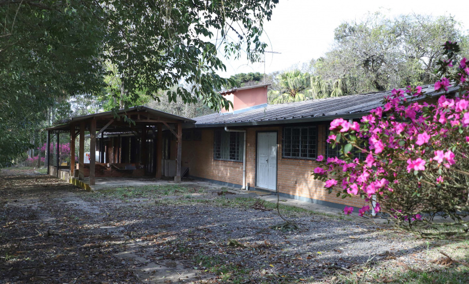 A Granja do Canguiri, ex-residência oficial dos governadores paranaenses, terá uma nova utilidade e será transformada na Escola Agrícola 4.0. O governador Carlos Massa Ratinho Junior assinou nesta terça-feira (28) o documento que formaliza a transferência do imóvel, localizado em Pinhais, na Região Metropolitana de Curitiba, para a Secretaria de Estado da Educação e do Esporte, que será responsável pela implantação do projeto-piloto da unidade.