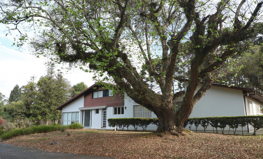 A Granja do Canguiri, ex-residência oficial dos governadores paranaenses, terá uma nova utilidade e será transformada na Escola Agrícola 4.0. O governador Carlos Massa Ratinho Junior assinou nesta terça-feira (28) o documento que formaliza a transferência do imóvel, localizado em Pinhais, na Região Metropolitana de Curitiba, para a Secretaria de Estado da Educação e do Esporte, que será responsável pela implantação do projeto-piloto da unidade.