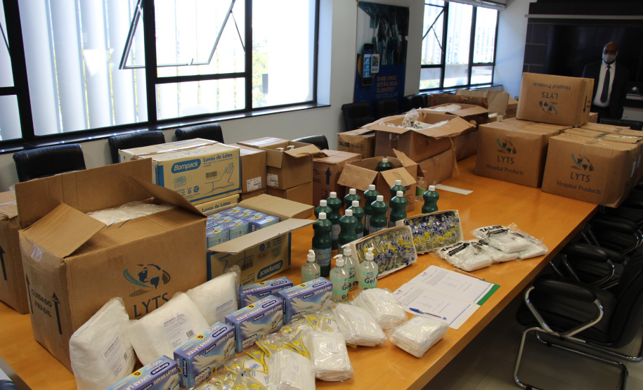 A Secretaria de Estado da Justiça, Família e Trabalho está entregando Equipamentos de Proteção Individual (EPIs) às instituições de longa permanência para idosos e entidades de atendimentos que abrigam idosos. Até o momento, já foram beneficiadas 335 instituições, em 155 municípios do Paraná. A ação conta com apoio dos 24 Escritórios Regionais da Secretaria.Foto:SEJUF