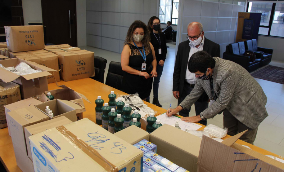 A Secretaria de Estado da Justiça, Família e Trabalho está entregando Equipamentos de Proteção Individual (EPIs) às instituições de longa permanência para idosos e entidades de atendimentos que abrigam idosos. Até o momento, já foram beneficiadas 335 instituições, em 155 municípios do Paraná. A ação conta com apoio dos 24 Escritórios Regionais da Secretaria.Foto:SEJUF