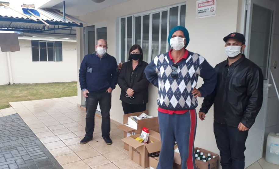 A Secretaria de Estado da Justiça, Família e Trabalho está entregando Equipamentos de Proteção Individual (EPIs) às instituições de longa permanência para idosos e entidades de atendimentos que abrigam idosos. Até o momento, já foram beneficiadas 335 instituições, em 155 municípios do Paraná. A ação conta com apoio dos 24 Escritórios Regionais da Secretaria.Foto:SEJUF