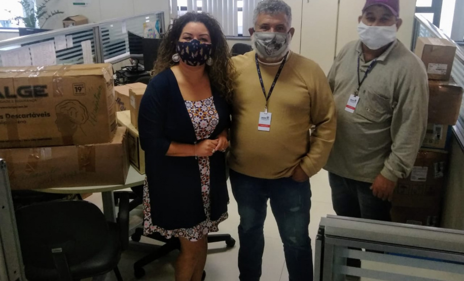 A Secretaria de Estado da Justiça, Família e Trabalho está entregando Equipamentos de Proteção Individual (EPIs) às instituições de longa permanência para idosos e entidades de atendimentos que abrigam idosos. Até o momento, já foram beneficiadas 335 instituições, em 155 municípios do Paraná. A ação conta com apoio dos 24 Escritórios Regionais da Secretaria.Foto:SEJUF