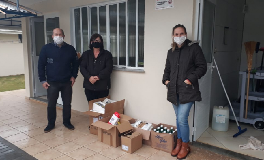 A Secretaria de Estado da Justiça, Família e Trabalho está entregando Equipamentos de Proteção Individual (EPIs) às instituições de longa permanência para idosos e entidades de atendimentos que abrigam idosos. Até o momento, já foram beneficiadas 335 instituições, em 155 municípios do Paraná. A ação conta com apoio dos 24 Escritórios Regionais da Secretaria.Foto:SEJUF