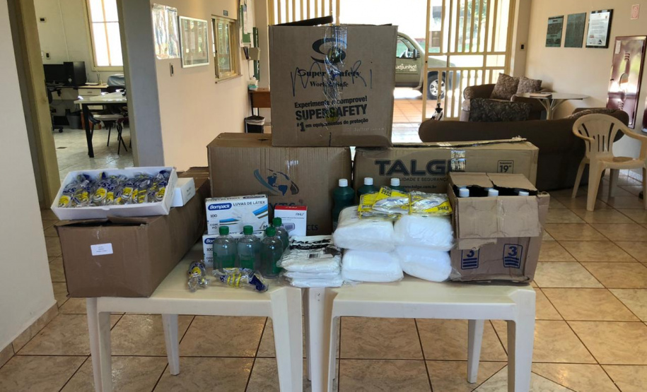 A Secretaria de Estado da Justiça, Família e Trabalho está entregando Equipamentos de Proteção Individual (EPIs) às instituições de longa permanência para idosos e entidades de atendimentos que abrigam idosos. Até o momento, já foram beneficiadas 335 instituições, em 155 municípios do Paraná. A ação conta com apoio dos 24 Escritórios Regionais da Secretaria.Foto:SEJUF