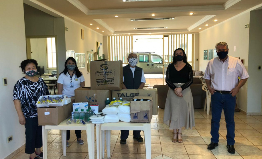 A Secretaria de Estado da Justiça, Família e Trabalho está entregando Equipamentos de Proteção Individual (EPIs) às instituições de longa permanência para idosos e entidades de atendimentos que abrigam idosos. Até o momento, já foram beneficiadas 335 instituições, em 155 municípios do Paraná. A ação conta com apoio dos 24 Escritórios Regionais da Secretaria.Foto:SEJUF