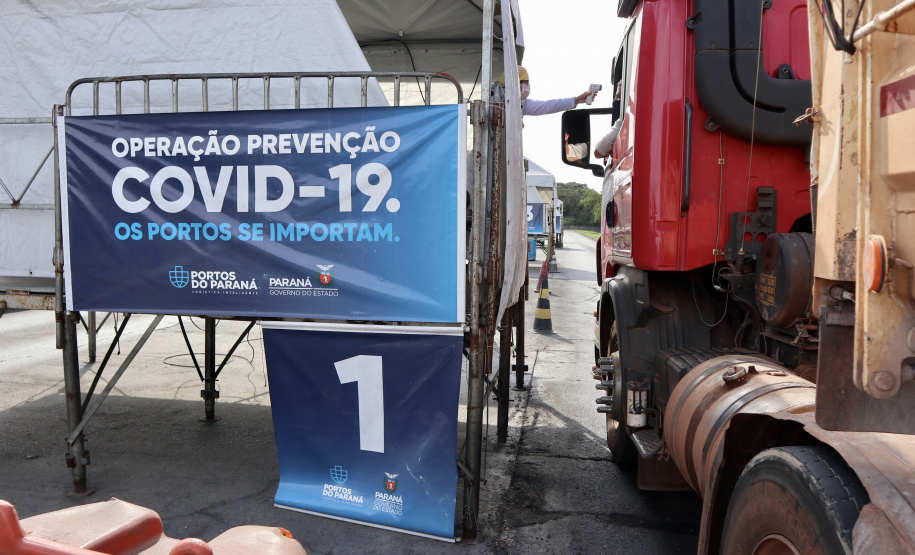 O Porto de Paranaguá foi o primeiro do Brasil a adotar medidas rígidas de controle e prevenção ao coronavírus, com equipes médicas atuando, 24 horas, no cais e no pátio de triagem de caminhões, desde o dia 25 de março. Até esta quarta-feira (29), já são 124 dias de operação. No balanço parcial, realizado no último dia 22, mais de 590 mil pessoas já haviam passado pela triagem de saúde, com aferição de temperatura, entre caminhoneiros e trabalhadores que acessam a faixa portuária.