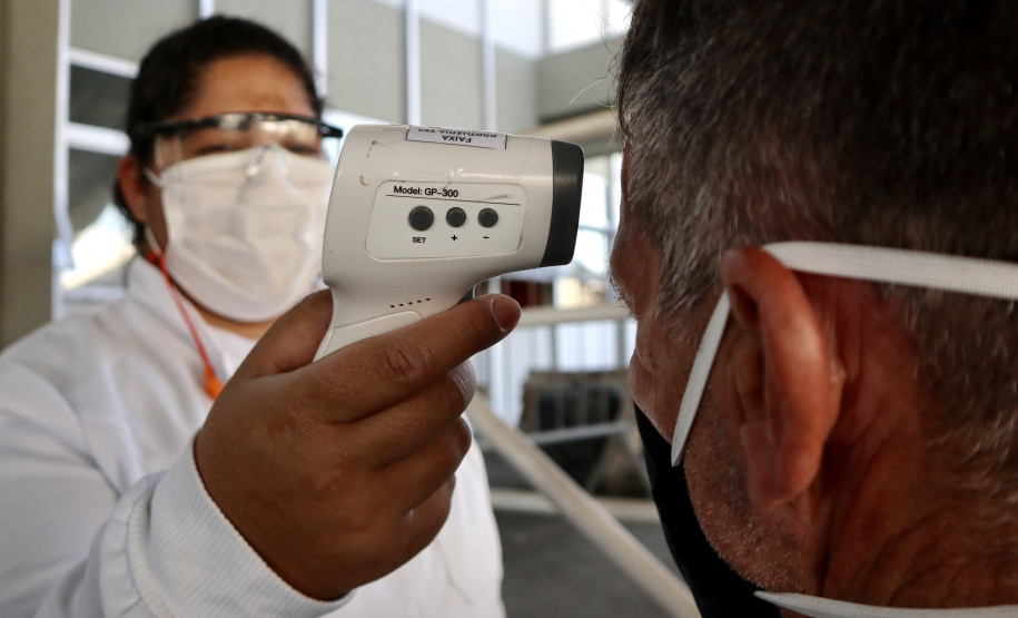O Porto de Paranaguá foi o primeiro do Brasil a adotar medidas rígidas de controle e prevenção ao coronavírus, com equipes médicas atuando, 24 horas, no cais e no pátio de triagem de caminhões, desde o dia 25 de março. Até esta quarta-feira (29), já são 124 dias de operação. No balanço parcial, realizado no último dia 22, mais de 590 mil pessoas já haviam passado pela triagem de saúde, com aferição de temperatura, entre caminhoneiros e trabalhadores que acessam a faixa portuária.