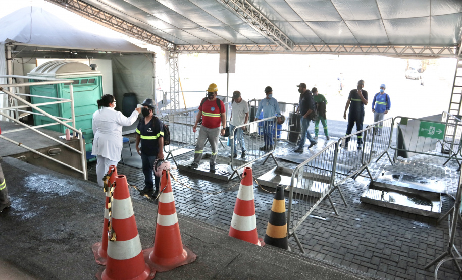 O Porto de Paranaguá foi o primeiro do Brasil a adotar medidas rígidas de controle e prevenção ao coronavírus, com equipes médicas atuando, 24 horas, no cais e no pátio de triagem de caminhões, desde o dia 25 de março. Até esta quarta-feira (29), já são 124 dias de operação. No balanço parcial, realizado no último dia 22, mais de 590 mil pessoas já haviam passado pela triagem de saúde, com aferição de temperatura, entre caminhoneiros e trabalhadores que acessam a faixa portuária.