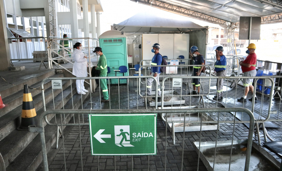 O Porto de Paranaguá foi o primeiro do Brasil a adotar medidas rígidas de controle e prevenção ao coronavírus, com equipes médicas atuando, 24 horas, no cais e no pátio de triagem de caminhões, desde o dia 25 de março. Até esta quarta-feira (29), já são 124 dias de operação. No balanço parcial, realizado no último dia 22, mais de 590 mil pessoas já haviam passado pela triagem de saúde, com aferição de temperatura, entre caminhoneiros e trabalhadores que acessam a faixa portuária.