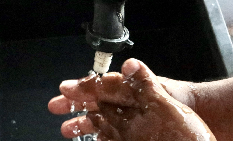 O Porto de Paranaguá foi o primeiro do Brasil a adotar medidas rígidas de controle e prevenção ao coronavírus, com equipes médicas atuando, 24 horas, no cais e no pátio de triagem de caminhões, desde o dia 25 de março. Até esta quarta-feira (29), já são 124 dias de operação. No balanço parcial, realizado no último dia 22, mais de 590 mil pessoas já haviam passado pela triagem de saúde, com aferição de temperatura, entre caminhoneiros e trabalhadores que acessam a faixa portuária.