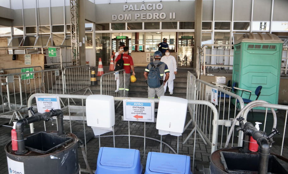 O Porto de Paranaguá foi o primeiro do Brasil a adotar medidas rígidas de controle e prevenção ao coronavírus, com equipes médicas atuando, 24 horas, no cais e no pátio de triagem de caminhões, desde o dia 25 de março. Até esta quarta-feira (29), já são 124 dias de operação. No balanço parcial, realizado no último dia 22, mais de 590 mil pessoas já haviam passado pela triagem de saúde, com aferição de temperatura, entre caminhoneiros e trabalhadores que acessam a faixa portuária.