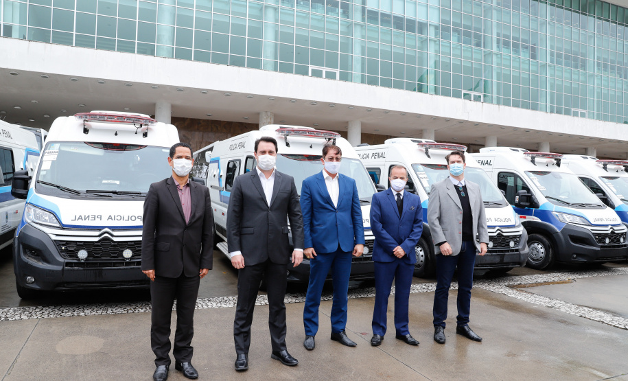 O Governo do Estado modernizou a frota do Departamento Penitenciário do Paraná (Depen-PR). O governador Carlos Massa Ratinho Júnior entregou nesta quarta-feira (29), no Palácio Iguaçu, 30 veículos que reforçarão logística do órgão. O investimento é de R$ 3,95 milhões, em recursos próprios do Estado.