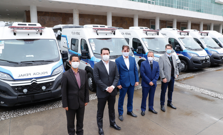 O Governo do Estado modernizou a frota do Departamento Penitenciário do Paraná (Depen-PR). O governador Carlos Massa Ratinho Júnior entregou nesta quarta-feira (29), no Palácio Iguaçu, 30 veículos que reforçarão logística do órgão. O investimento é de R$ 3,95 milhões, em recursos próprios do Estado.