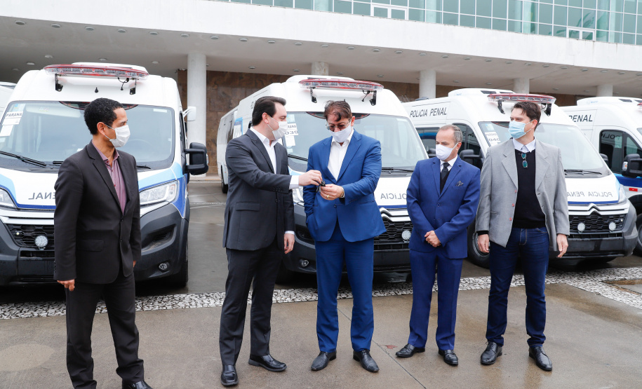O Governo do Estado modernizou a frota do Departamento Penitenciário do Paraná (Depen-PR). O governador Carlos Massa Ratinho Júnior entregou nesta quarta-feira (29), no Palácio Iguaçu, 30 veículos que reforçarão logística do órgão. O investimento é de R$ 3,95 milhões, em recursos próprios do Estado.