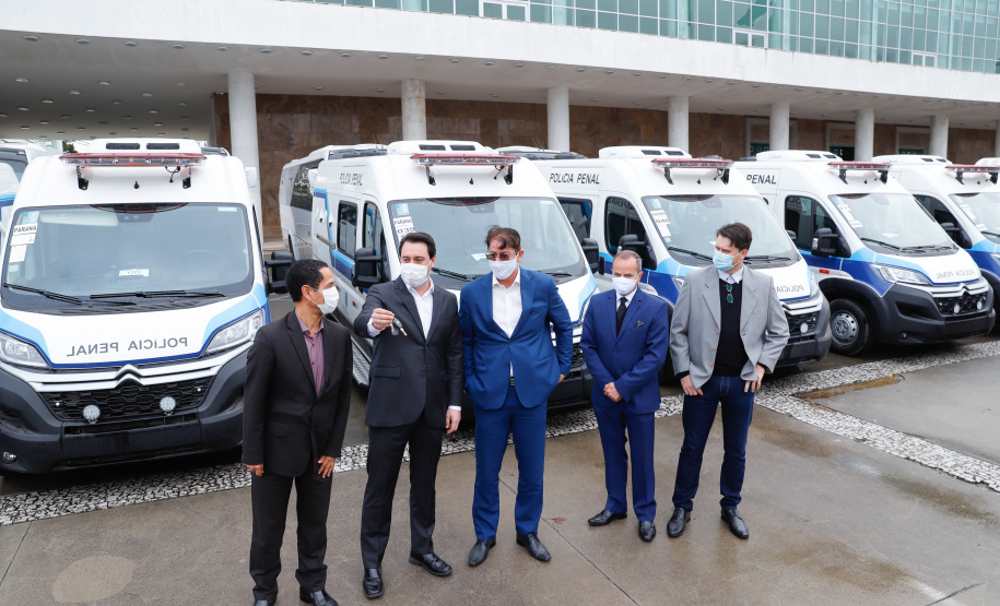 O Governo do Estado modernizou a frota do Departamento Penitenciário do Paraná (Depen-PR). O governador Carlos Massa Ratinho Júnior entregou nesta quarta-feira (29), no Palácio Iguaçu, 30 veículos que reforçarão logística do órgão. O investimento é de R$ 3,95 milhões, em recursos próprios do Estado.