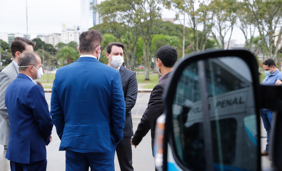 O Governo do Estado modernizou a frota do Departamento Penitenciário do Paraná (Depen-PR). O governador Carlos Massa Ratinho Júnior entregou nesta quarta-feira (29), no Palácio Iguaçu, 30 veículos que reforçarão logística do órgão. O investimento é de R$ 3,95 milhões, em recursos próprios do Estado.