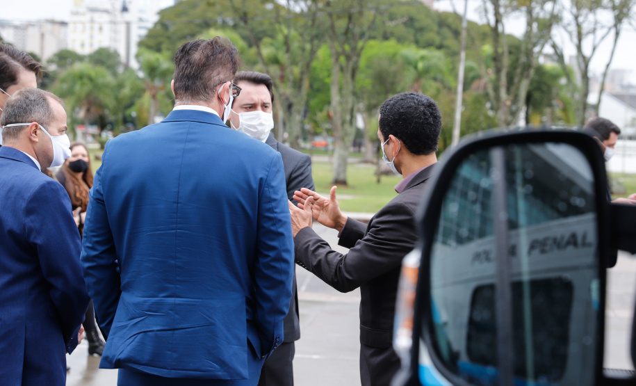 O Governo do Estado modernizou a frota do Departamento Penitenciário do Paraná (Depen-PR). O governador Carlos Massa Ratinho Júnior entregou nesta quarta-feira (29), no Palácio Iguaçu, 30 veículos que reforçarão logística do órgão. O investimento é de R$ 3,95 milhões, em recursos próprios do Estado.