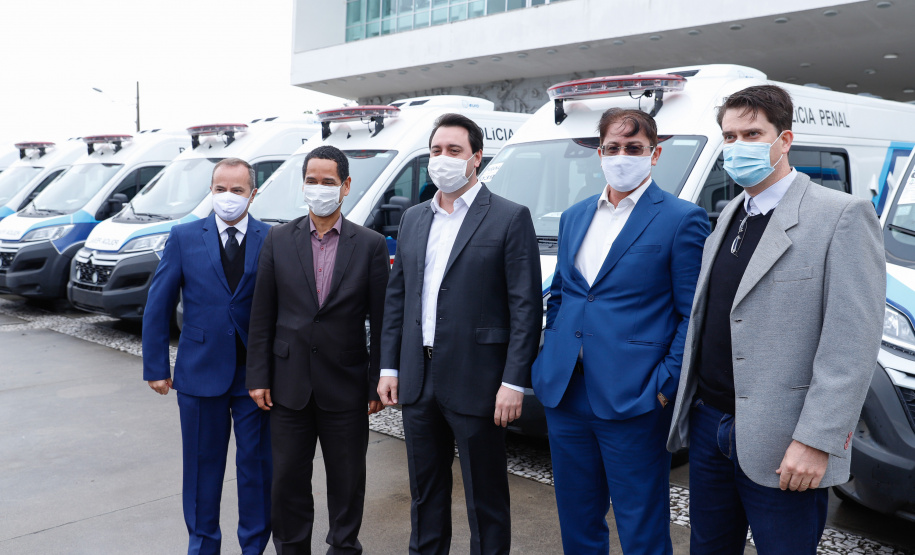 O Governo do Estado modernizou a frota do Departamento Penitenciário do Paraná (Depen-PR). O governador Carlos Massa Ratinho Júnior entregou nesta quarta-feira (29), no Palácio Iguaçu, 30 veículos que reforçarão logística do órgão. O investimento é de R$ 3,95 milhões, em recursos próprios do Estado.