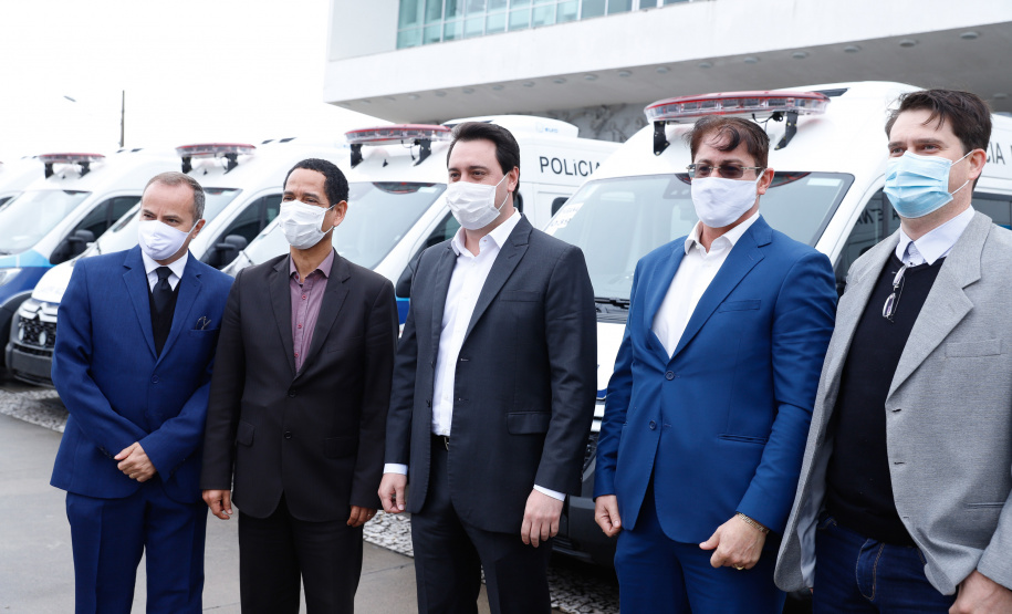 O Governo do Estado modernizou a frota do Departamento Penitenciário do Paraná (Depen-PR). O governador Carlos Massa Ratinho Júnior entregou nesta quarta-feira (29), no Palácio Iguaçu, 30 veículos que reforçarão logística do órgão. O investimento é de R$ 3,95 milhões, em recursos próprios do Estado.