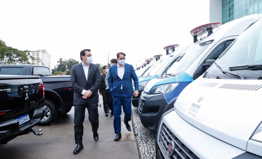 O Governo do Estado modernizou a frota do Departamento Penitenciário do Paraná (Depen-PR). O governador Carlos Massa Ratinho Júnior entregou nesta quarta-feira (29), no Palácio Iguaçu, 30 veículos que reforçarão logística do órgão. O investimento é de R$ 3,95 milhões, em recursos próprios do Estado.