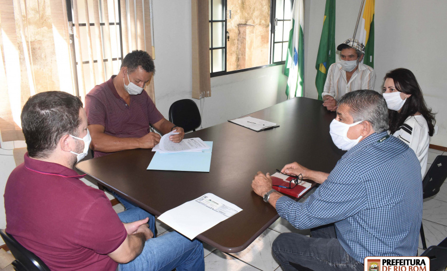 Avança um novo projeto habitacional da Cohapar para o município de Rio Bom, na região do Vale do Ivaí. A companhia recebeu nesta terça-feira (28) a documentação de uma área doada pela Prefeitura de Rio Bom, com a anuência da Câmara Municipal, para a construção de 23 novas casas populares na cidade.
Foto:Prefeitura de Rio Bom