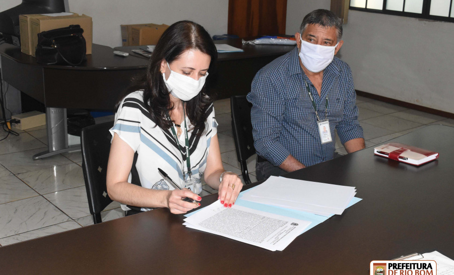 Avança um novo projeto habitacional da Cohapar para o município de Rio Bom, na região do Vale do Ivaí. A companhia recebeu nesta terça-feira (28) a documentação de uma área doada pela Prefeitura de Rio Bom, com a anuência da Câmara Municipal, para a construção de 23 novas casas populares na cidade.
Foto:Prefeitura de Rio Bom