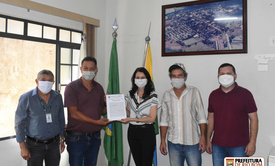 Avança um novo projeto habitacional da Cohapar para o município de Rio Bom, na região do Vale do Ivaí. A companhia recebeu nesta terça-feira (28) a documentação de uma área doada pela Prefeitura de Rio Bom, com a anuência da Câmara Municipal, para a construção de 23 novas casas populares na cidade.
Foto:Prefeitura de Rio Bom