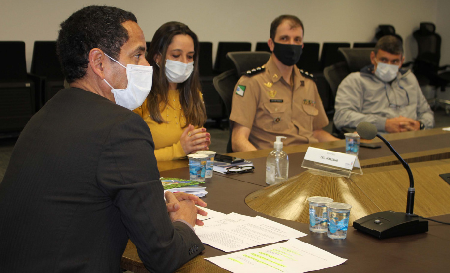 Com sete cidades paranaenses já integradas à rede de compartilhamento de informações, Araucária é o oitavo município a assinar o Termo de Cooperação Técnica com a Secretaria de Estado da Segurança Pública. Com o acordo firmado nesta quarta-feira (29), as instituições ficam comprometidas a ceder, entre si, informações como de imagens de câmeras de segurança, da prefeitura, e dos sistemas de gestão e de registro de ocorrências, com os da Secretaria.
Foto
;SESP