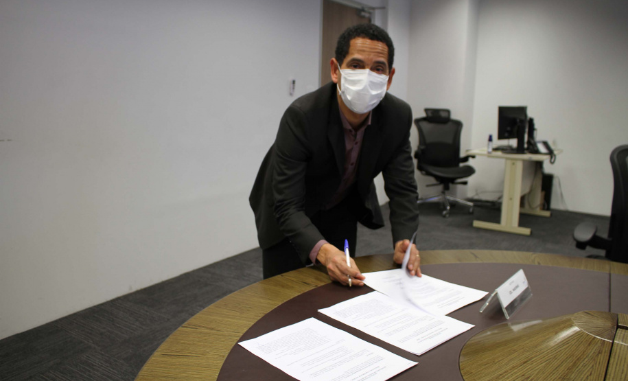 Com sete cidades paranaenses já integradas à rede de compartilhamento de informações, Araucária é o oitavo município a assinar o Termo de Cooperação Técnica com a Secretaria de Estado da Segurança Pública. Com o acordo firmado nesta quarta-feira (29), as instituições ficam comprometidas a ceder, entre si, informações como de imagens de câmeras de segurança, da prefeitura, e dos sistemas de gestão e de registro de ocorrências, com os da Secretaria.
Foto
;SESP