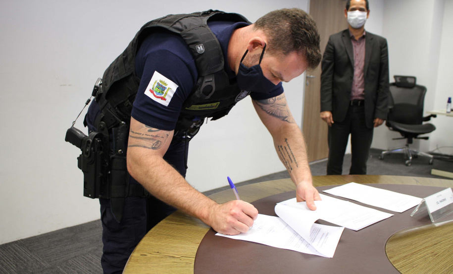 Com sete cidades paranaenses já integradas à rede de compartilhamento de informações, Araucária é o oitavo município a assinar o Termo de Cooperação Técnica com a Secretaria de Estado da Segurança Pública. Com o acordo firmado nesta quarta-feira (29), as instituições ficam comprometidas a ceder, entre si, informações como de imagens de câmeras de segurança, da prefeitura, e dos sistemas de gestão e de registro de ocorrências, com os da Secretaria.
Foto
;SESP