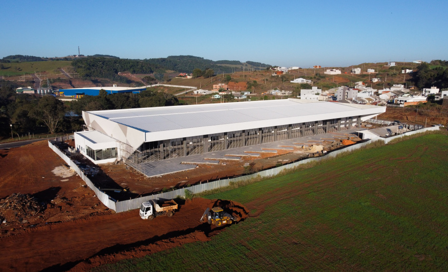 Rodoviaria Fco Beltrao Obras da nova rodoviária de Francisco Beltrao com mais de 6.300 m², que contará 12 plataformas para ônibus, além de lojas, guichês, restaurantes, espaço para taxistas e mototaxistas, jardim no centro e salas de espera para os usuários. A construcao do Terminal Rodoviario faz parte do Plano de Apoio ao Desenvolvimento dos Municipios - PAMFoto: Geraldo Bubniak/AEN