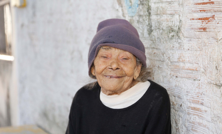 A quase centenária Maria Lourenço de Jesus Silva, 98 anos, arregala os olhos e solta uma baita gargalhada quando descobre que terá logo, logo um restaurante popular na esquina de casa, no bairro Tuiuti, em Maringá, na Região Noroeste.