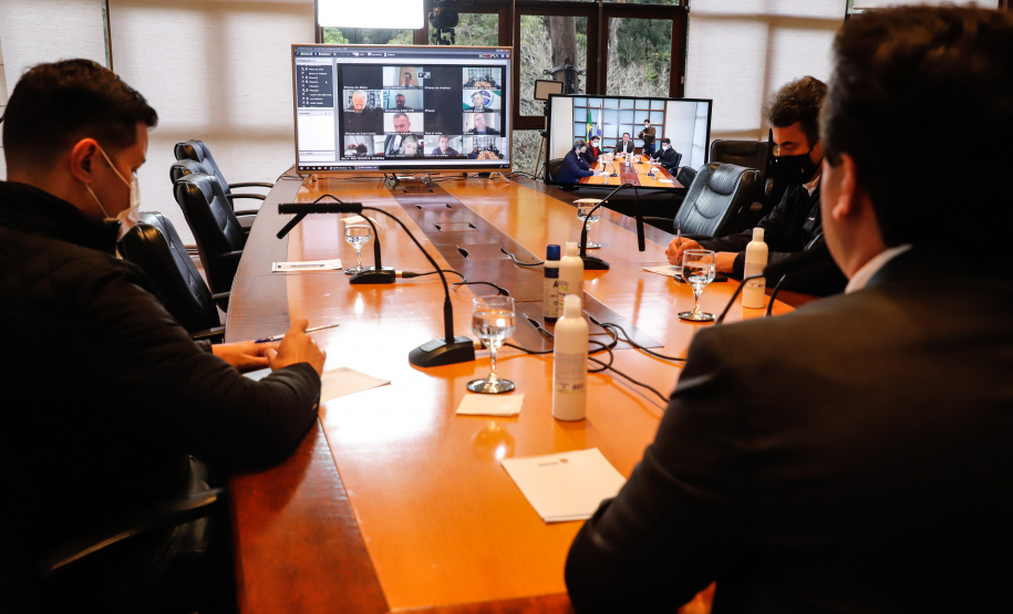 O novo Anel de Integração foi pauta de mais um encontro virtual, realizado nesta quinta-feira (30), entre o governador Carlos Massa Ratinho Junior, o ministro da Infraestrutura, Tarcísio Gomes de Freitas, e a bancada federal paranaense. Estado e a União seguem discutindo lotes, obras e a modelagem da nova concessão de rodovias que cortam o Paraná.