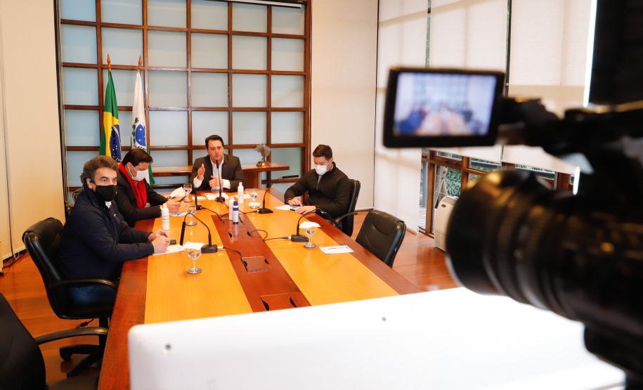 O novo Anel de Integração foi pauta de mais um encontro virtual, realizado nesta quinta-feira (30), entre o governador Carlos Massa Ratinho Junior, o ministro da Infraestrutura, Tarcísio Gomes de Freitas, e a bancada federal paranaense. Estado e a União seguem discutindo lotes, obras e a modelagem da nova concessão de rodovias que cortam o Paraná.