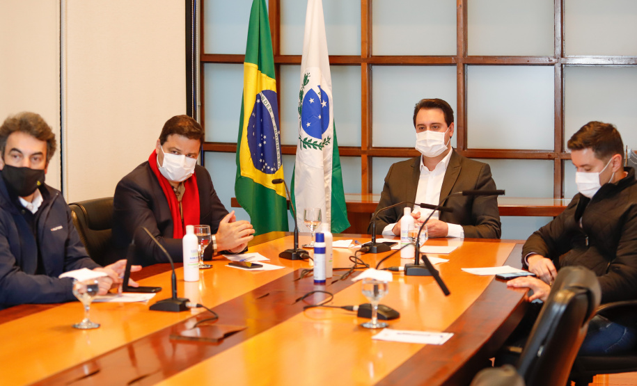 O novo Anel de Integração foi pauta de mais um encontro virtual, realizado nesta quinta-feira (30), entre o governador Carlos Massa Ratinho Junior, o ministro da Infraestrutura, Tarcísio Gomes de Freitas, e a bancada federal paranaense. Estado e a União seguem discutindo lotes, obras e a modelagem da nova concessão de rodovias que cortam o Paraná.