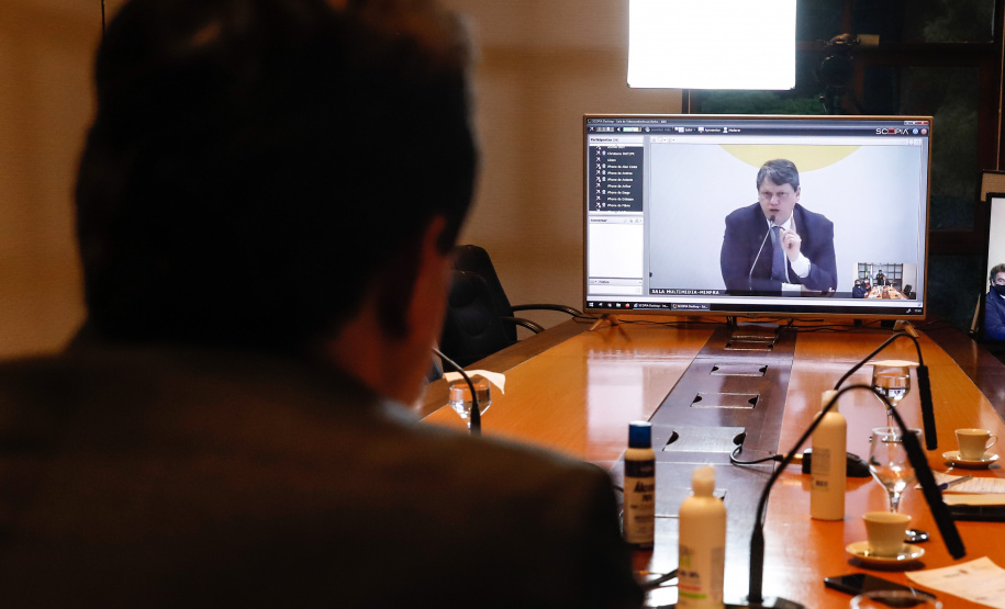 O novo Anel de Integração foi pauta de mais um encontro virtual, realizado nesta quinta-feira (30), entre o governador Carlos Massa Ratinho Junior, o ministro da Infraestrutura, Tarcísio Gomes de Freitas, e a bancada federal paranaense. Estado e a União seguem discutindo lotes, obras e a modelagem da nova concessão de rodovias que cortam o Paraná.