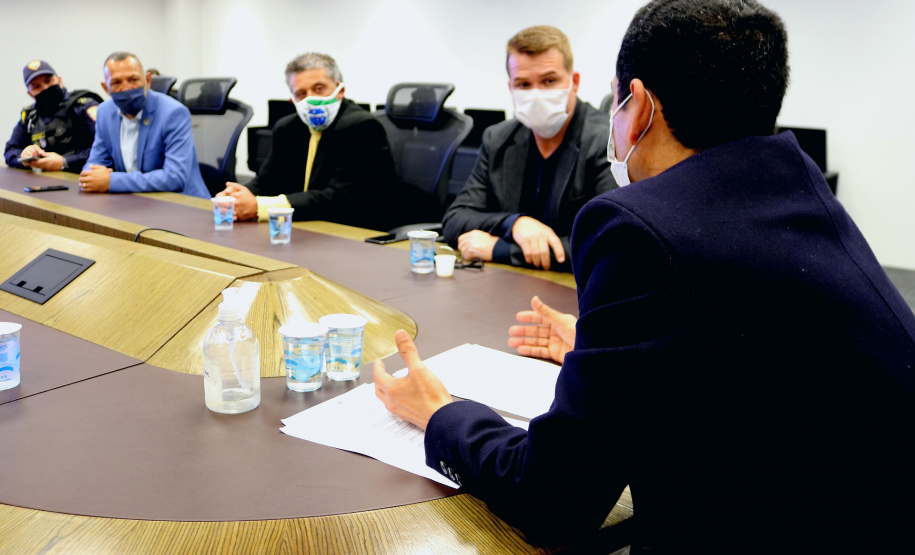 Com a assinatura do documento, será permitido que ambos os órgãos, Guarda Municipal de Paranaguá e Secretaria da Segurança Pública, possam compartilhar informações dos sistemas internos de segurança.
Foto: Divulgação/SESP