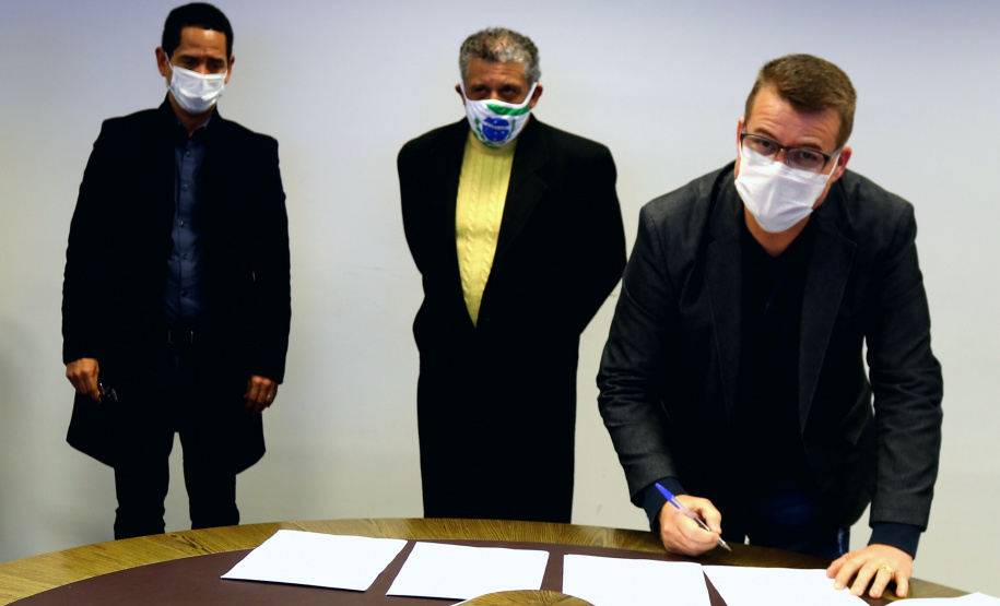 Com a assinatura do documento, será permitido que ambos os órgãos, Guarda Municipal de Paranaguá e Secretaria da Segurança Pública, possam compartilhar informações dos sistemas internos de segurança.
Foto: Divulgação/SESP