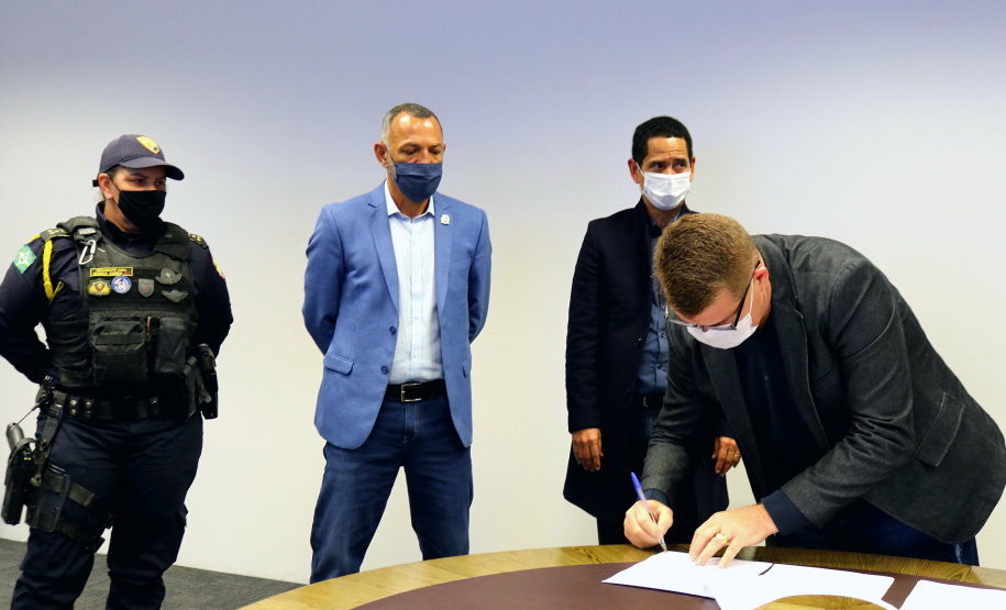 Com a assinatura do documento, será permitido que ambos os órgãos, Guarda Municipal de Paranaguá e Secretaria da Segurança Pública, possam compartilhar informações dos sistemas internos de segurança.
Foto: Divulgação/SESP