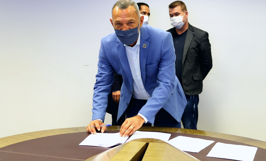 Com a assinatura do documento, será permitido que ambos os órgãos, Guarda Municipal de Paranaguá e Secretaria da Segurança Pública, possam compartilhar informações dos sistemas internos de segurança.
Foto: Divulgação/SESP