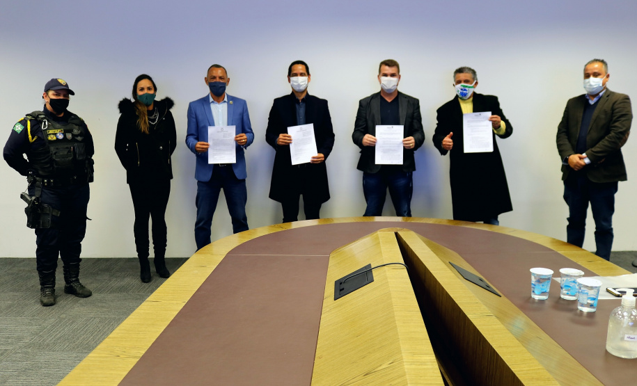 Com a assinatura do documento, será permitido que ambos os órgãos, Guarda Municipal de Paranaguá e Secretaria da Segurança Pública, possam compartilhar informações dos sistemas internos de segurança.
Foto: Divulgação/SESP